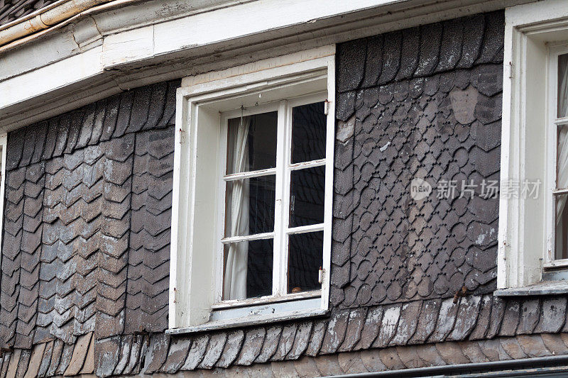 Essen Kettwig的老旧的片岩立面和窗户